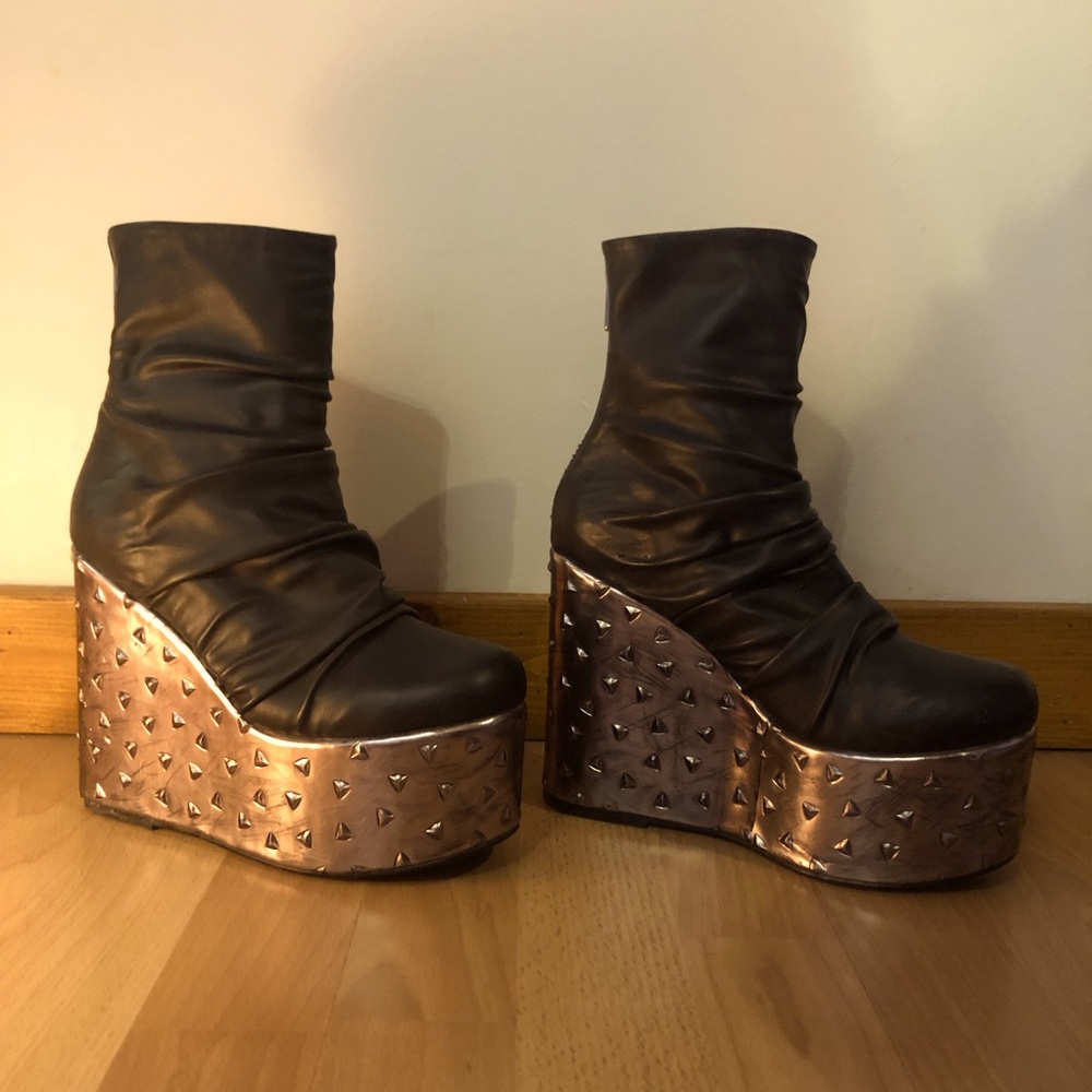 Dolls Kill Black and silver metallic platforms size 7 like new